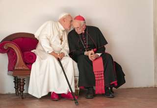 (L-R) Anthony Hopkins and Jonathan Pryce star in Netflix's THE TWO POPES