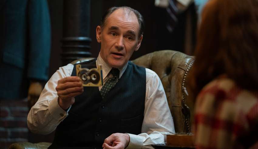 Mark Rylance stars in THE OUTFIT